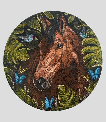 Un caballo en el jardín