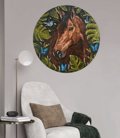 Un caballo en el jardín